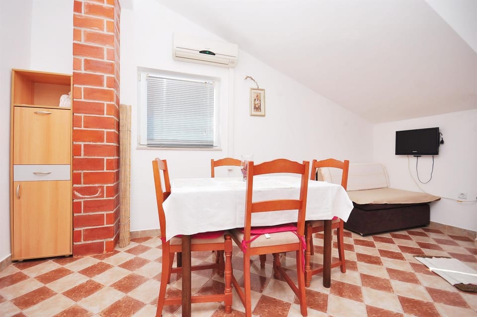 TV and multimedia, Kitchen or kitchenette, Living room, Seating area, Dining area, air conditioner