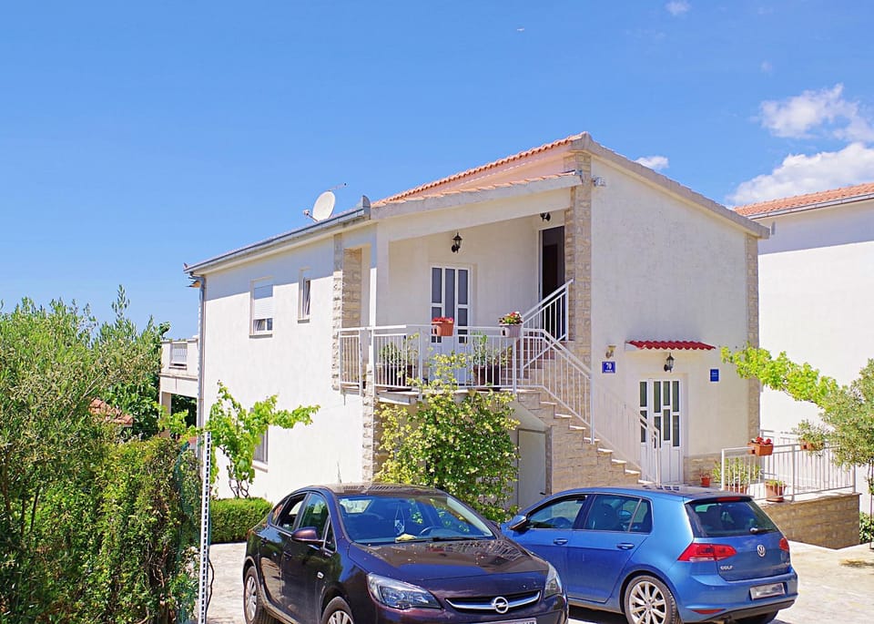 Property building, Patio, Facade/entrance, Day, Sea view, Sea view, Location, Parking