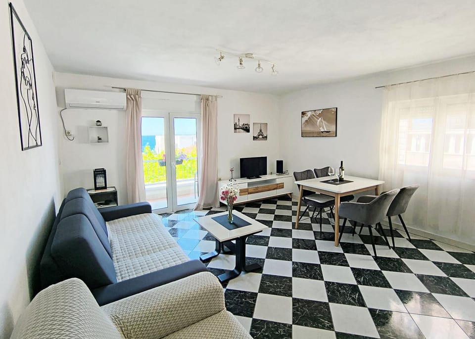 TV and multimedia, Balcony/Terrace, Living room, Seating area, Dining area, Sea view, air conditioner