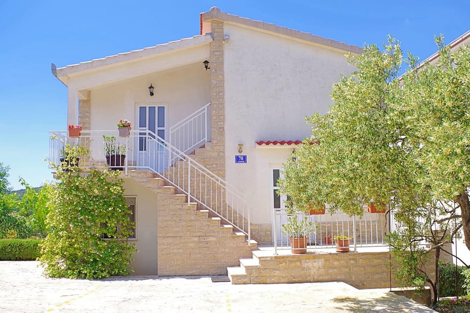 Property building, Patio, Facade/entrance, Day, Garden, View (from property/room), Balcony/Terrace, Garden view, Sea view, Sea view, Parking