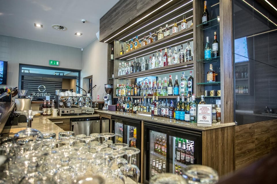 Restaurant/places to eat, Natural landscape, BBQ facilities, Garden, Balcony/Terrace, Lobby or reception, Lounge or bar, Fitness centre/facilities, Fitness centre/facilities, Banquet/Function facilities, Buffet breakfast, Lunch, Dinner, Alcoholic drinks, Non alcoholic drinks, group of guests, Family