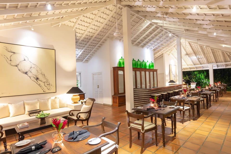 Restaurant/places to eat, Lounge or bar