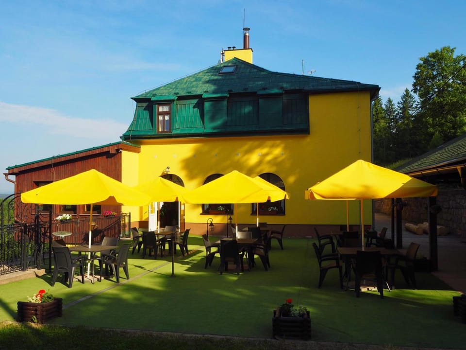Property building, Restaurant/places to eat, Garden, Balcony/Terrace