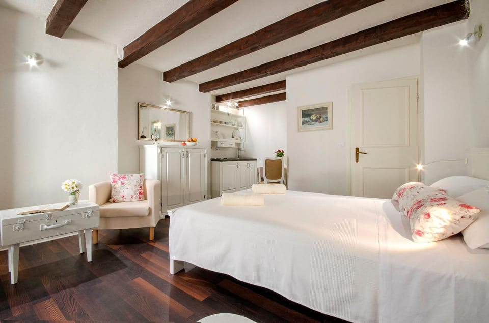 Bed, Kitchen or kitchenette