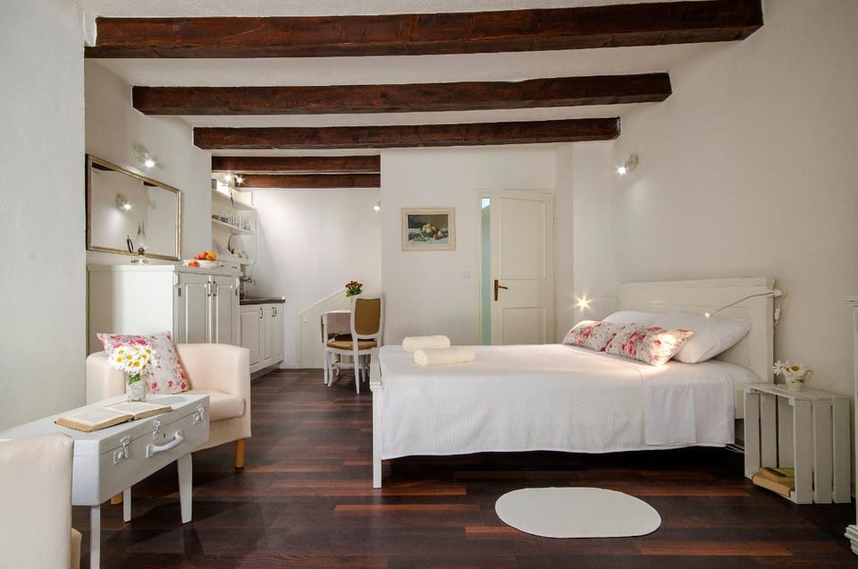 Bed, Photo of the whole room, towels