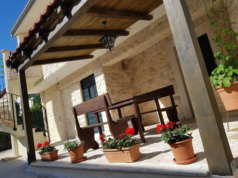 Facade/entrance
