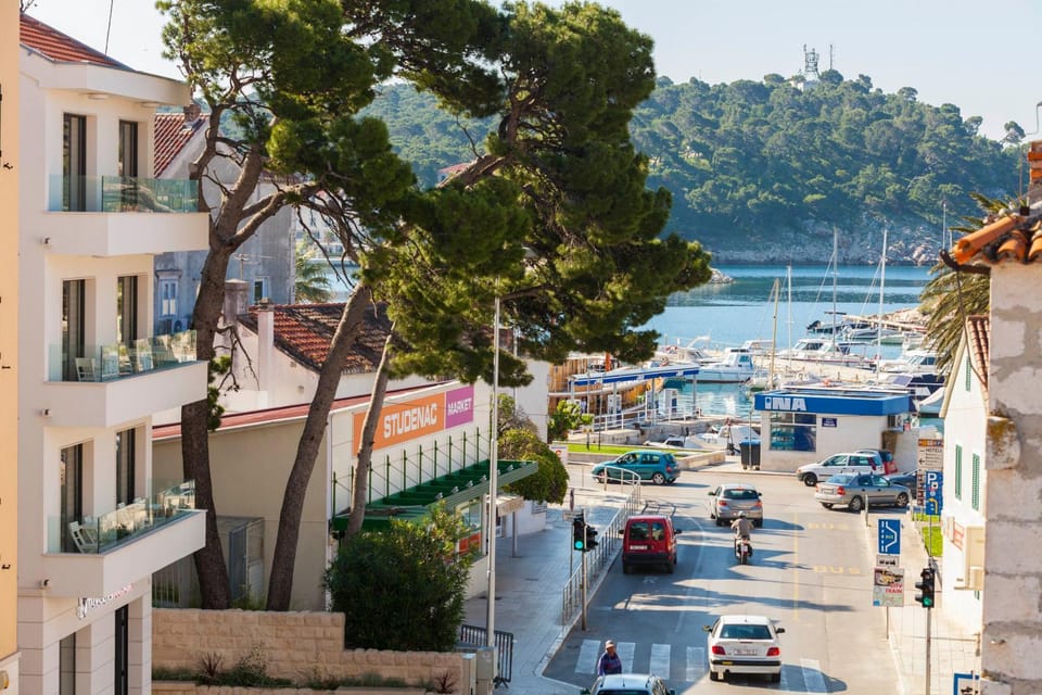 Sea view, Street view