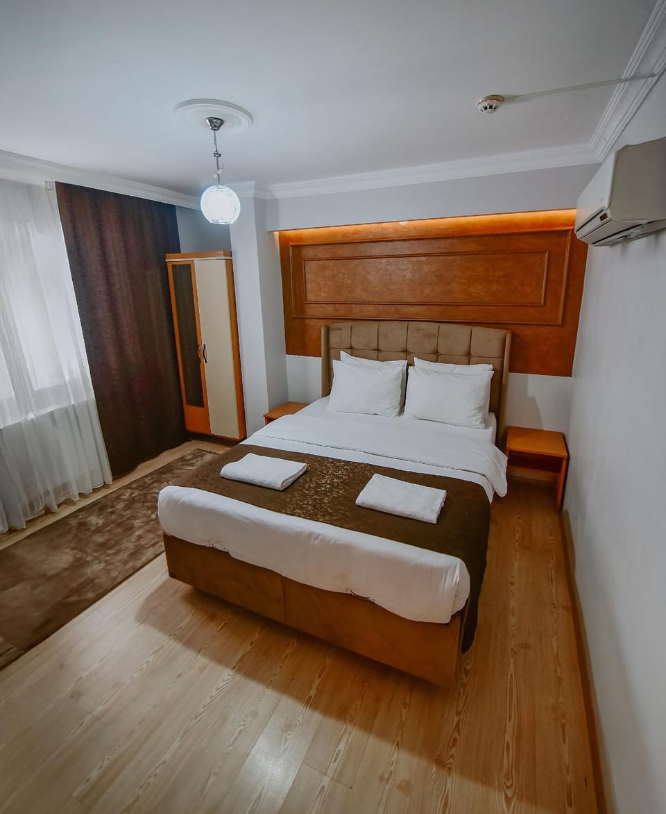 Bed, Bedroom, wardrobe, air conditioner