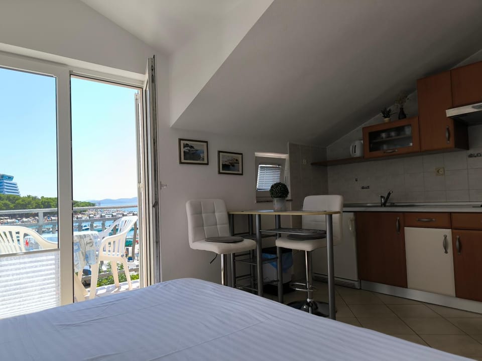 Bed, View (from property/room), Balcony/Terrace, Kitchen or kitchenette, Bedroom