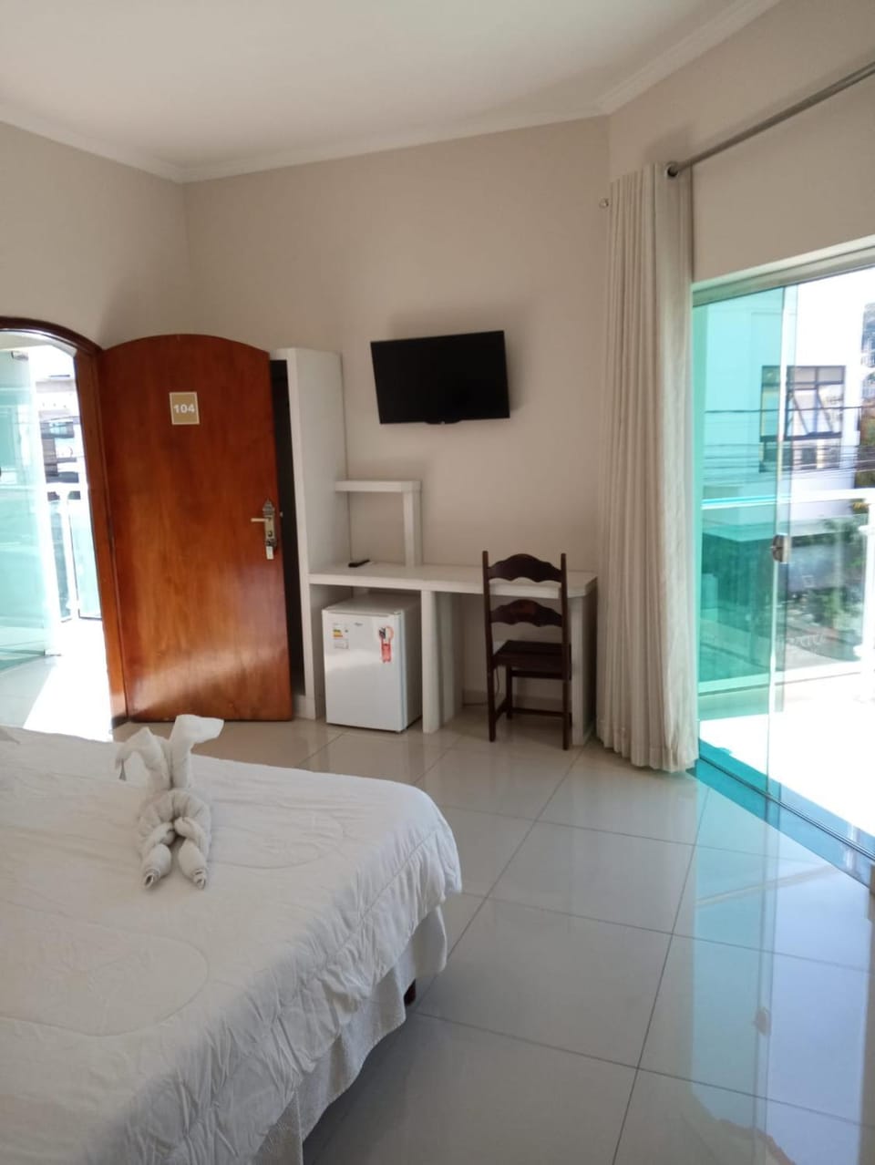 Bed, TV and multimedia, Photo of the whole room, Bedroom