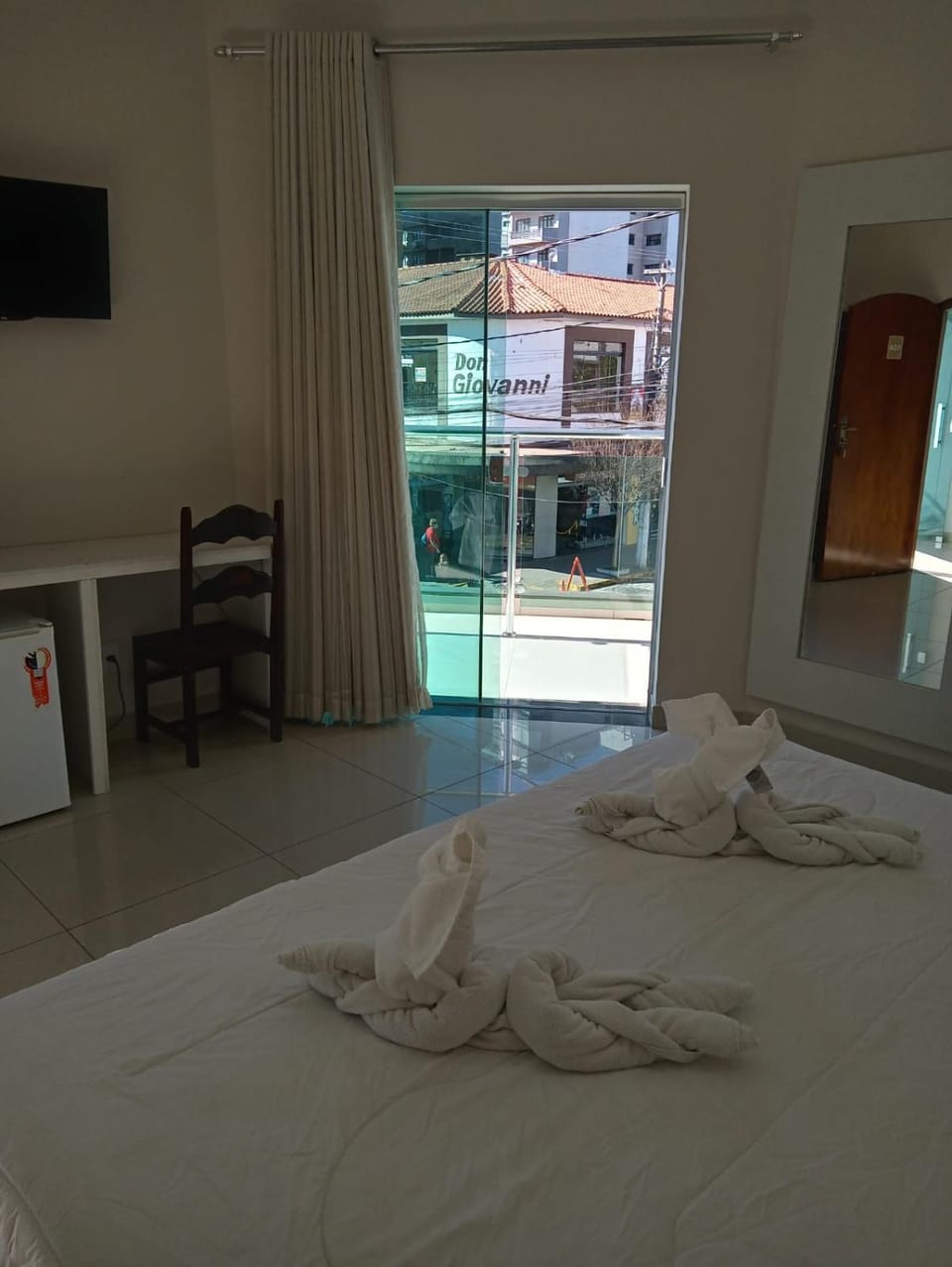 Bed, TV and multimedia, Photo of the whole room, Bedroom