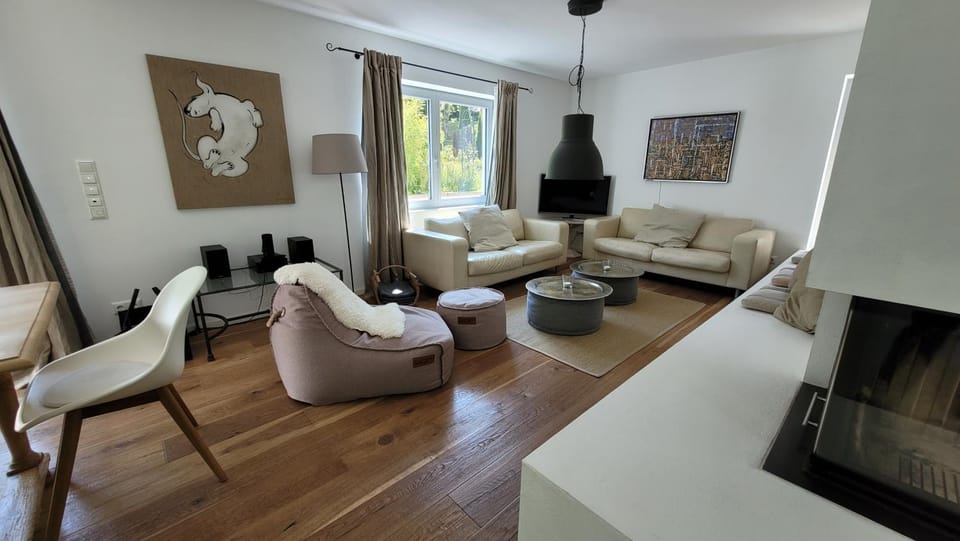 TV and multimedia, Living room, Seating area, flat iron
