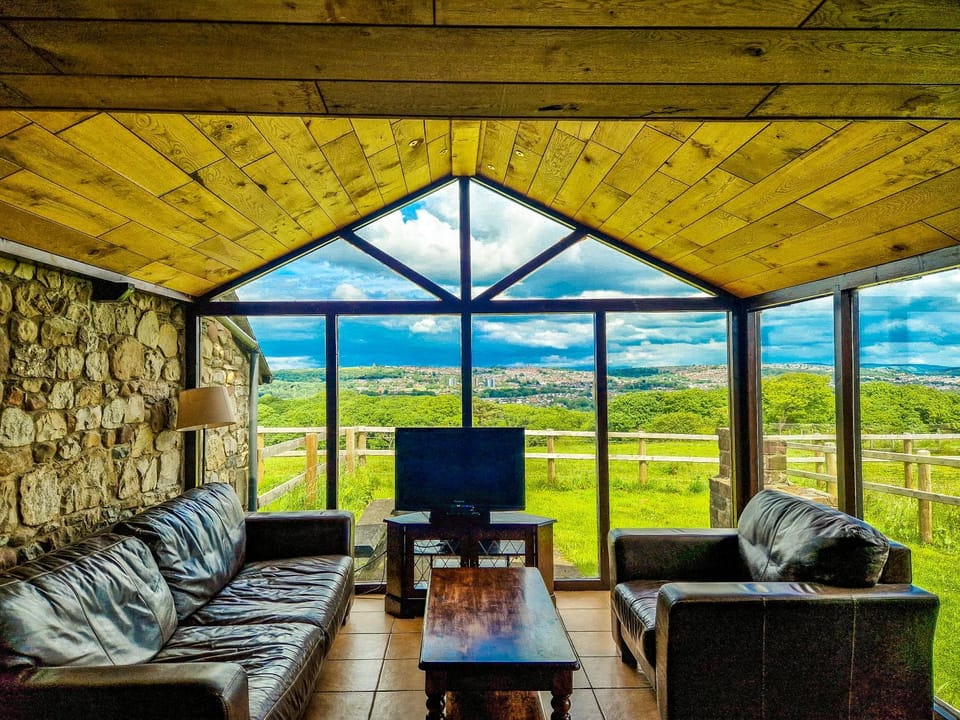 TV and multimedia, View (from property/room), Living room, Garden view