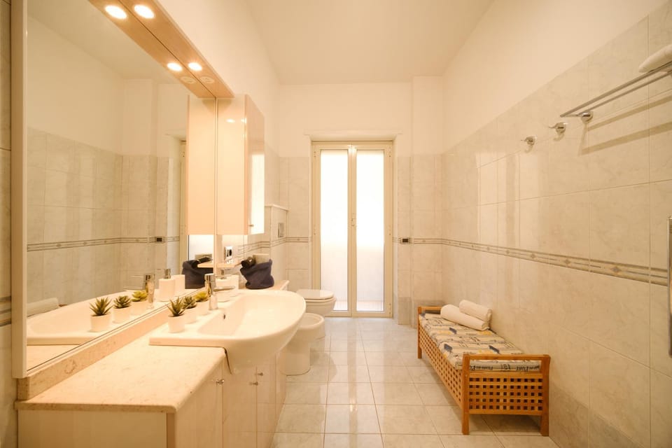 Toilet, Bathroom, towels