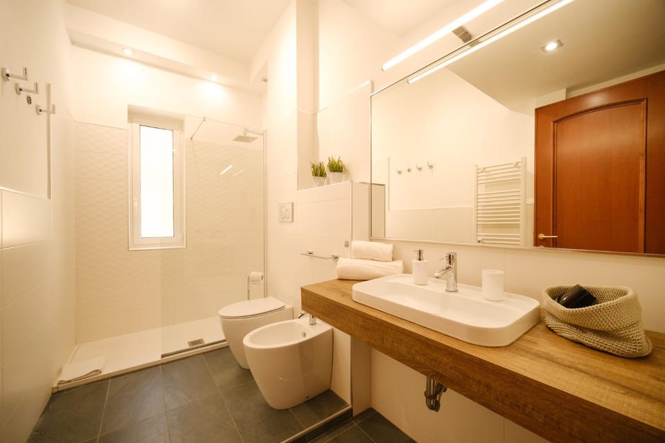 Shower, Toilet, Bathroom, bidet, towels