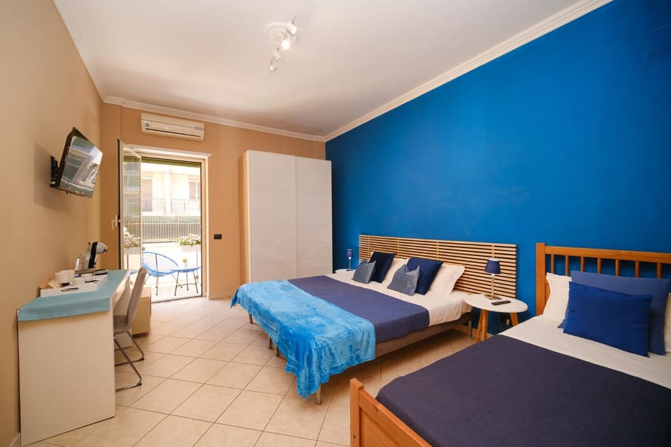 Bed, TV and multimedia, Photo of the whole room, Bedroom