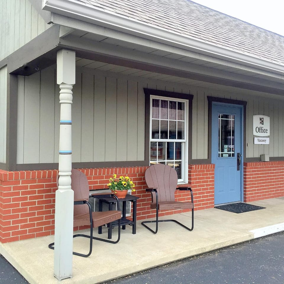 Property building, Patio, Facade/entrance, Day
