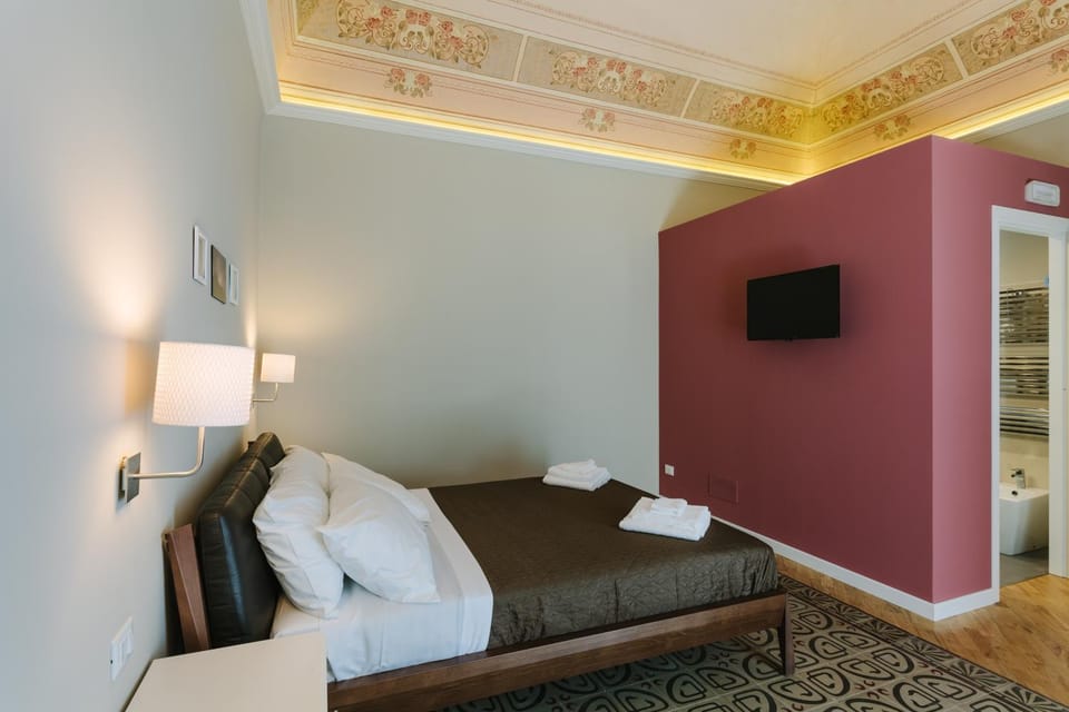 Bed, Bathroom, TV and multimedia, Photo of the whole room, Decorative detail, Bedroom