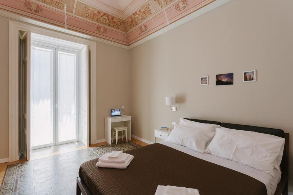 Bed, TV and multimedia, Balcony/Terrace, Photo of the whole room, Decorative detail, Bedroom