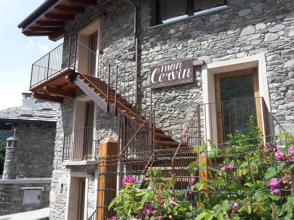 Property building, Facade/entrance, Day