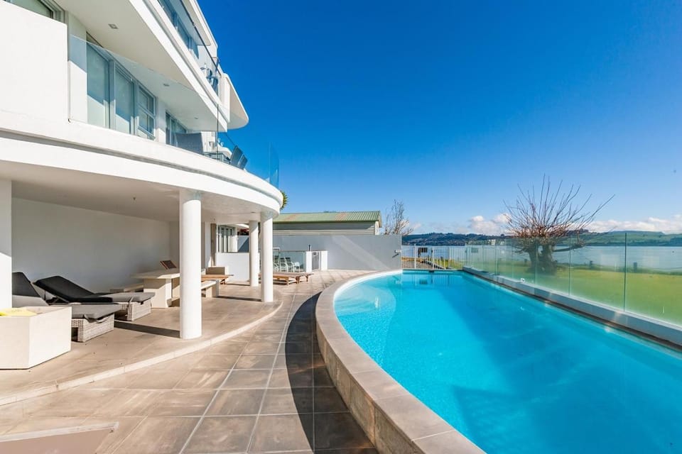 Hot Tub, Swimming pool