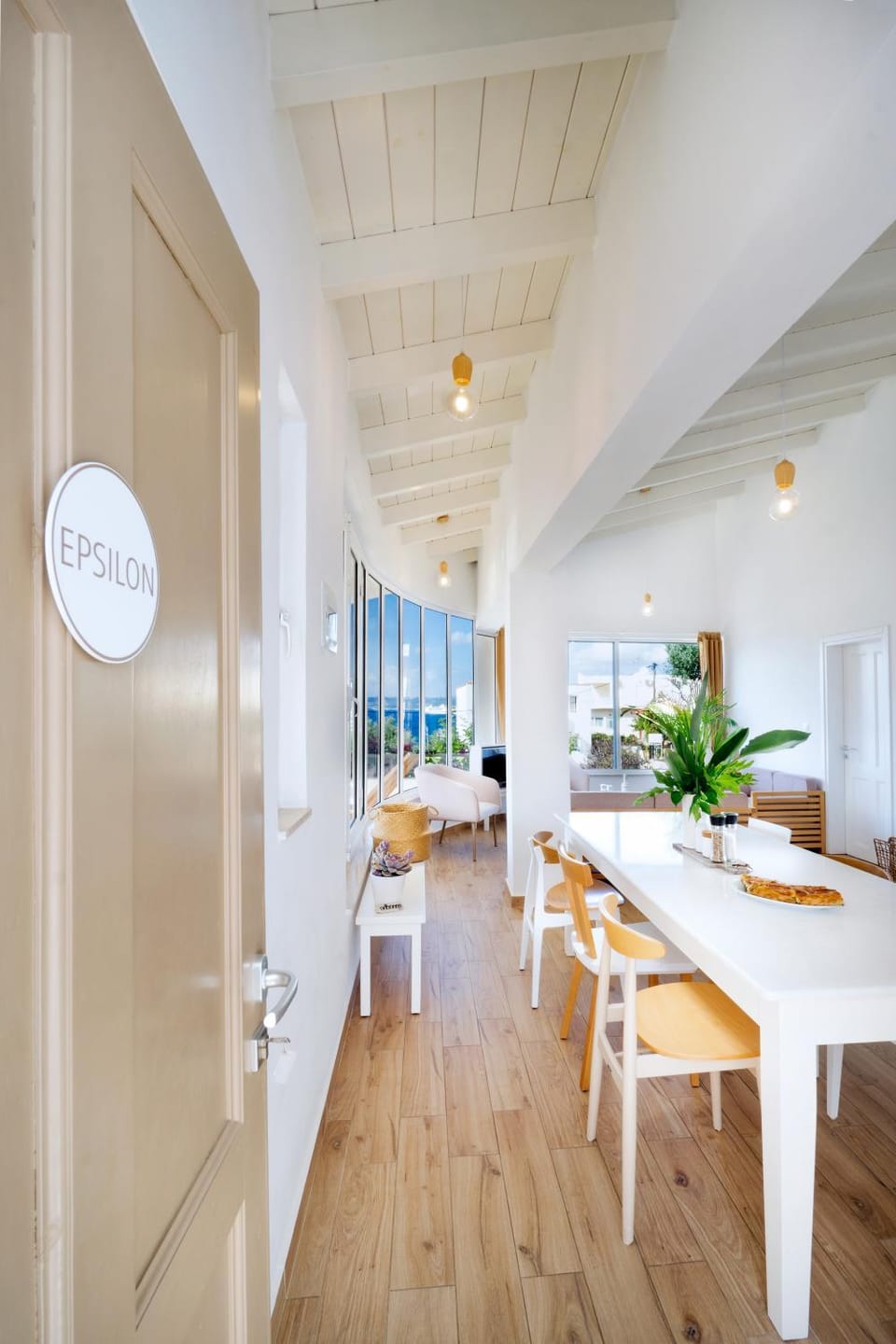 Facade/entrance, Kitchen or kitchenette, Living room, Lounge or bar