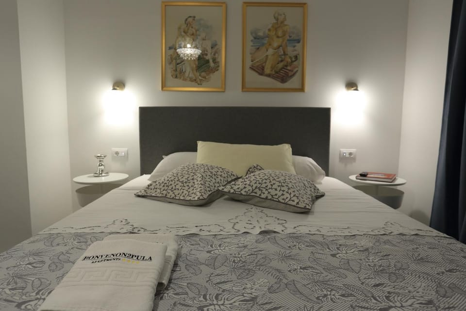 Bed, Night, Other, Photo of the whole room, Decorative detail, Bedroom