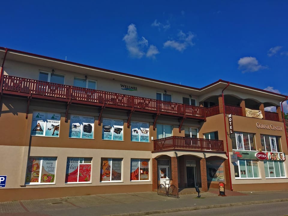 Property building, Day, Summer, On site, Area and facilities
