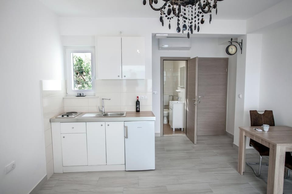 Toilet, Day, Bathroom, Kitchen or kitchenette, Decorative detail, Dining area, On site