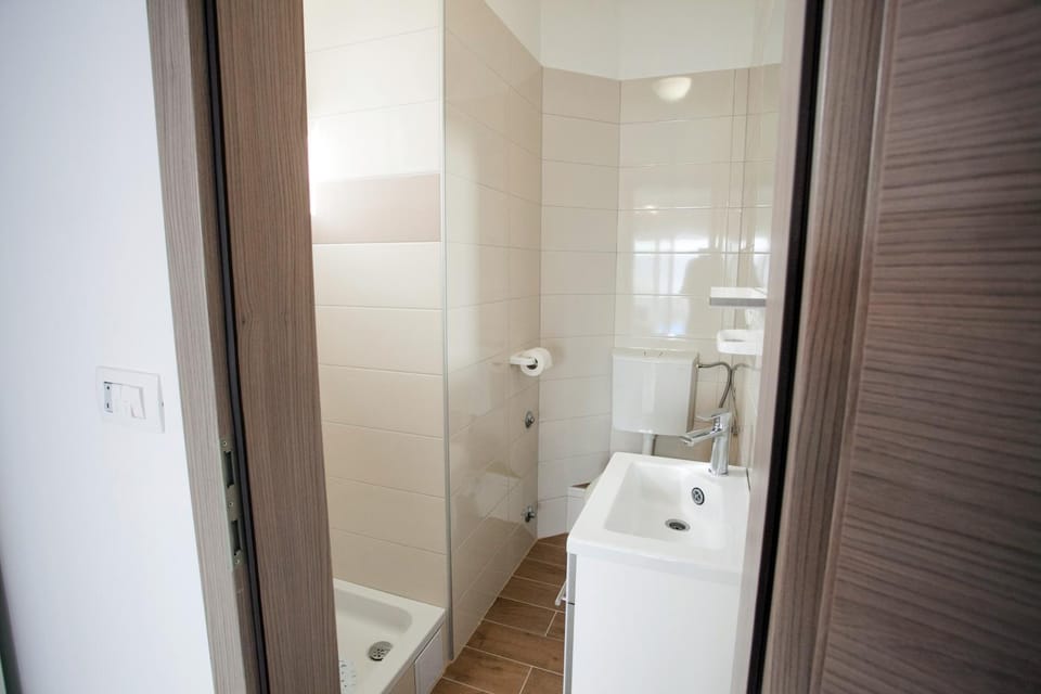 Shower, Toilet, Day, Bathroom, On site