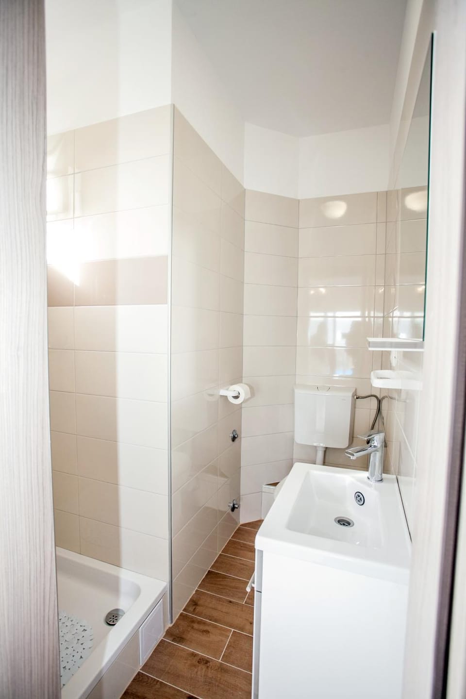 Shower, Toilet, Day, Bathroom, On site
