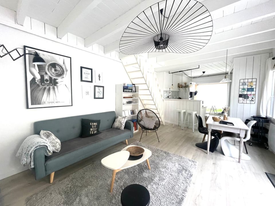 White and Sea Lodge House in Locquirec