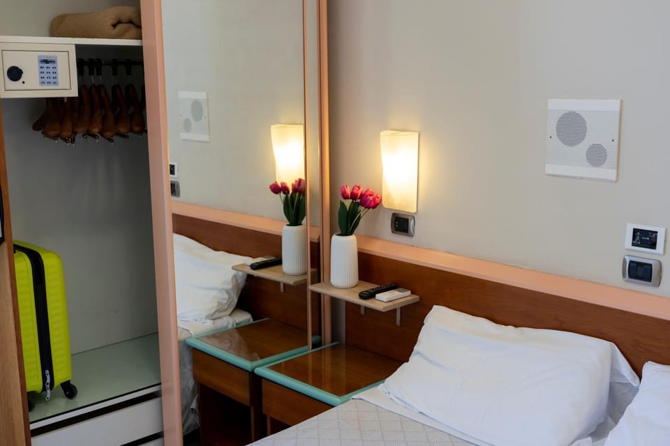 Bed, Decorative detail, furniture