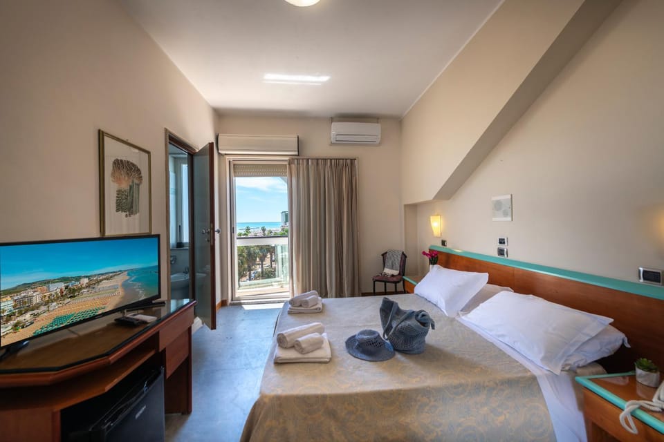 Bed, TV and multimedia, Photo of the whole room, Bedroom