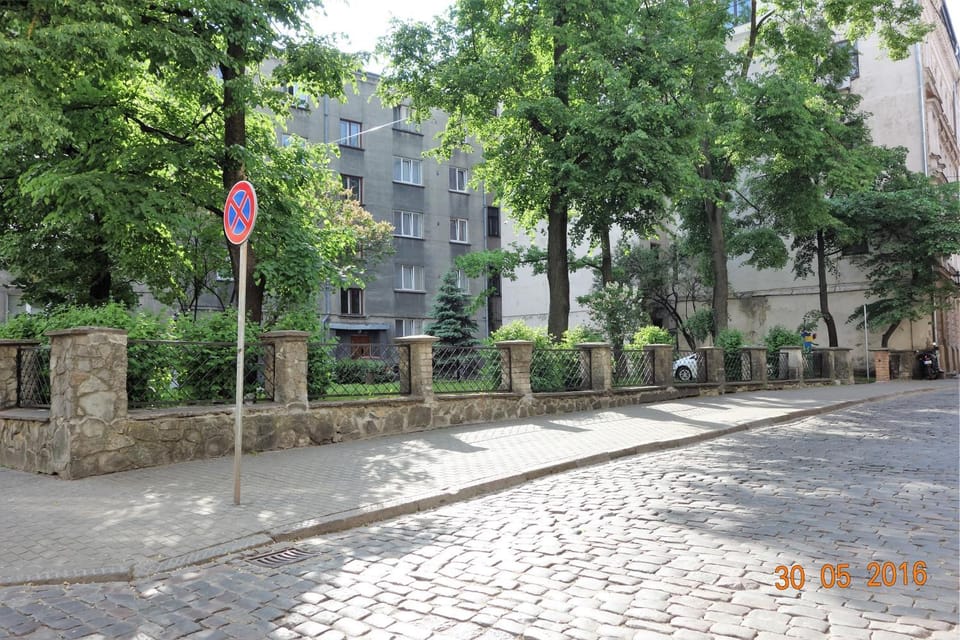 Facade/entrance, Neighbourhood