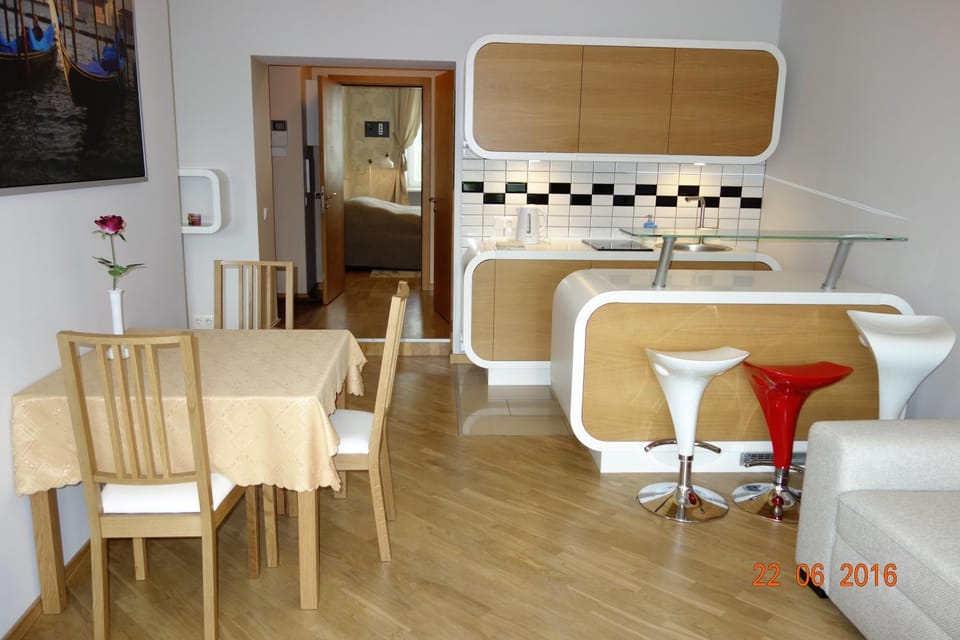Kitchen or kitchenette, Dining area