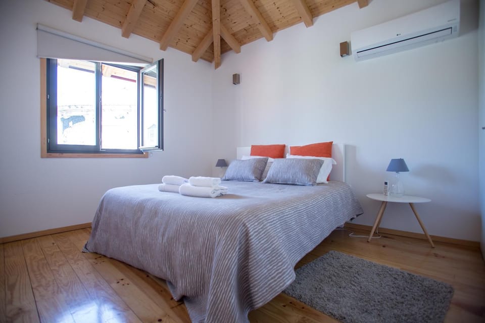 Bed, Bedroom, towels, air conditioner