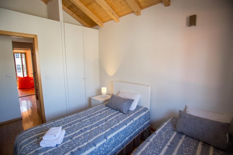 Bed, Decorative detail, Bedroom, towels