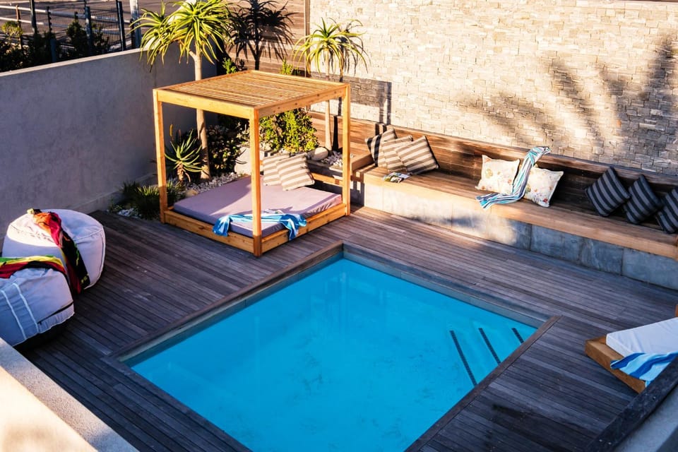 Swimming pool, sunbed