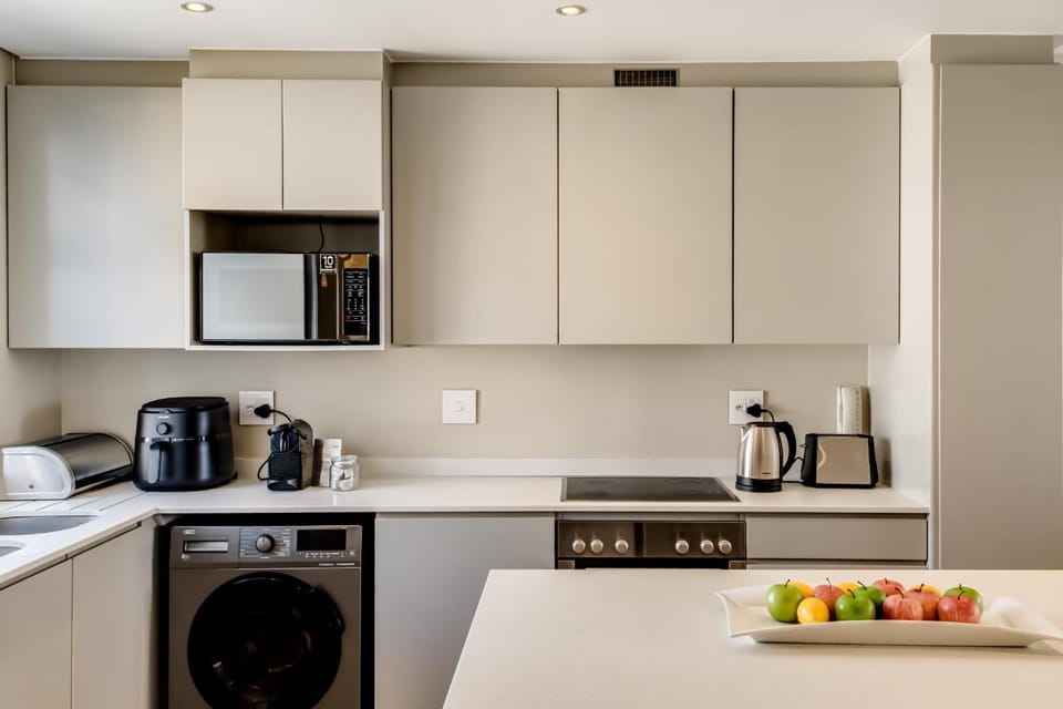 Coffee/tea facilities, Kitchen or kitchenette, oven, stove, toaster