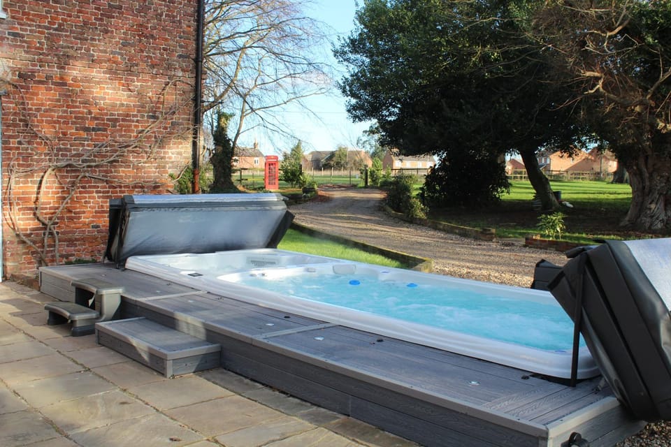 Hot Tub, Swimming pool
