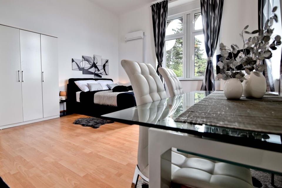 Bed, Seating area