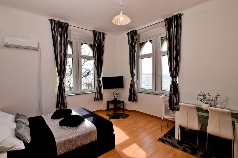 Bed, Seating area, Dining area, Sea view