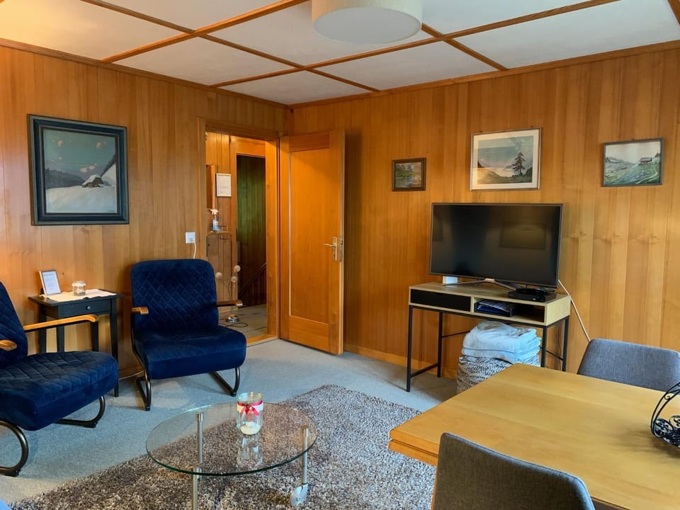 TV and multimedia, Living room, Seating area, locker