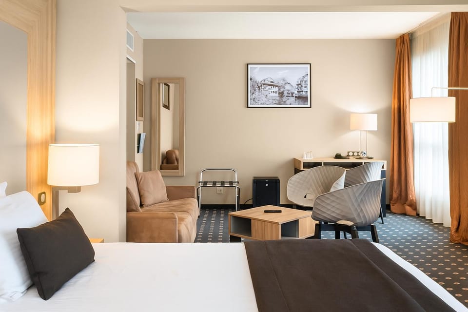 Living room, Photo of the whole room, Seating area, Bedroom