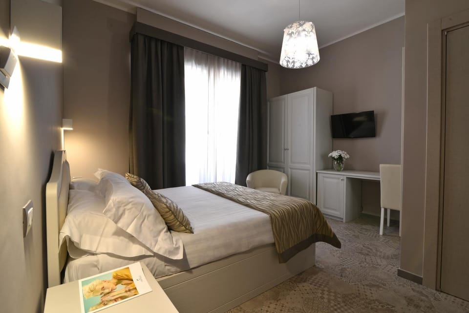 Bed, TV and multimedia, Photo of the whole room, Bedroom
