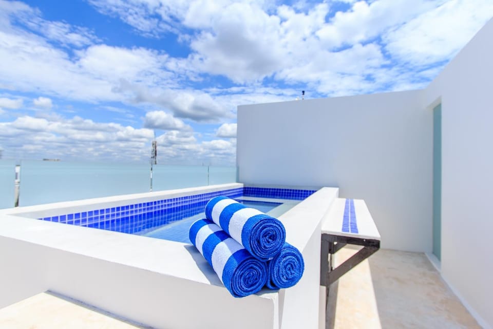 Swimming pool, towels