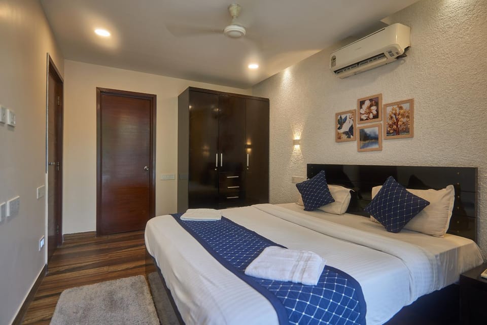 Bed, Bedroom, fireplace, wardrobe, air conditioner
