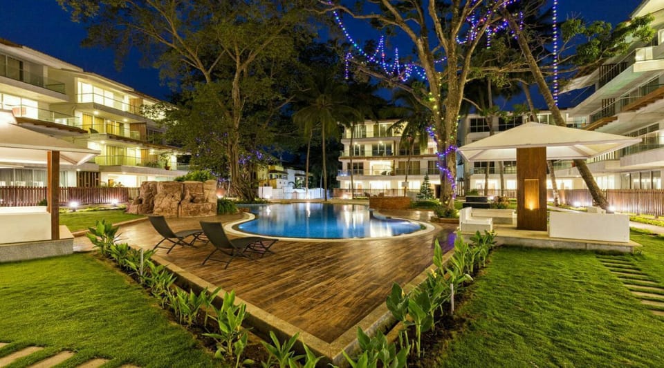 Property building, Neighbourhood, Natural landscape, Garden, Garden view, Area and facilities, Swimming pool