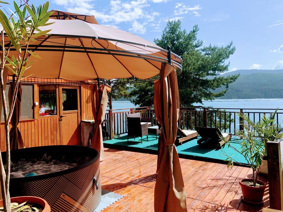 Patio, View (from property/room), Balcony/Terrace, Seating area, Lake view